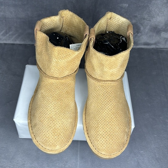 🔥🔥🔥 UGG Women's Classic Unlined Mini Perf Boot Size: 6🔥🔥🔥 - Picture 5 of 11